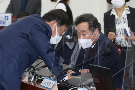 이낙연 민주당 대표가 29일 국회에서 열린 정책 의원총회에서 김태년 원내대표와 대화하고 있다. 연합뉴스